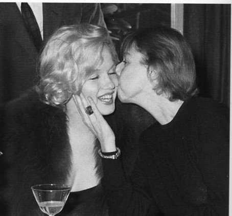 Carson-kisses-Marilyn